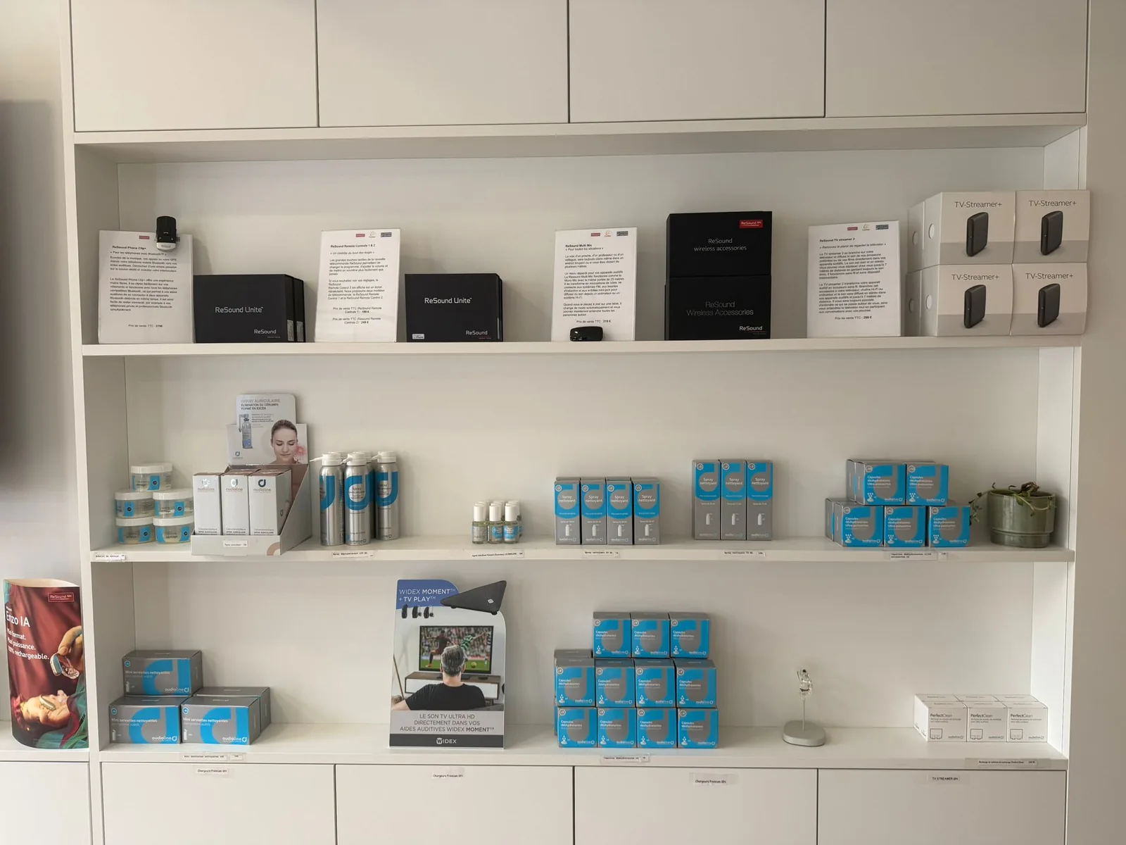 Rayon d'accessoires et de produits d'entretien pour aides auditives