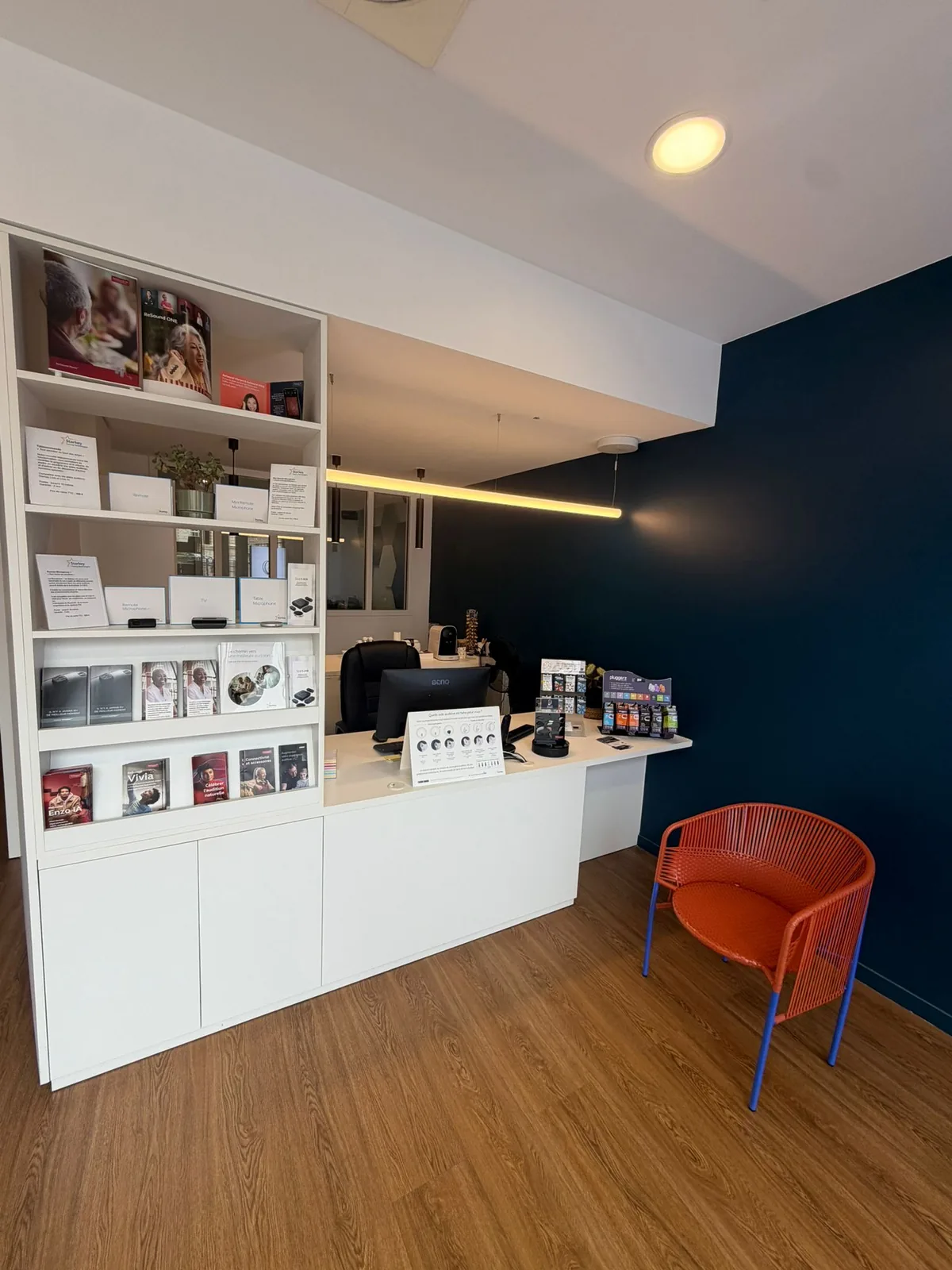 Comptoir d'accueil du centre avec vitrine de produits