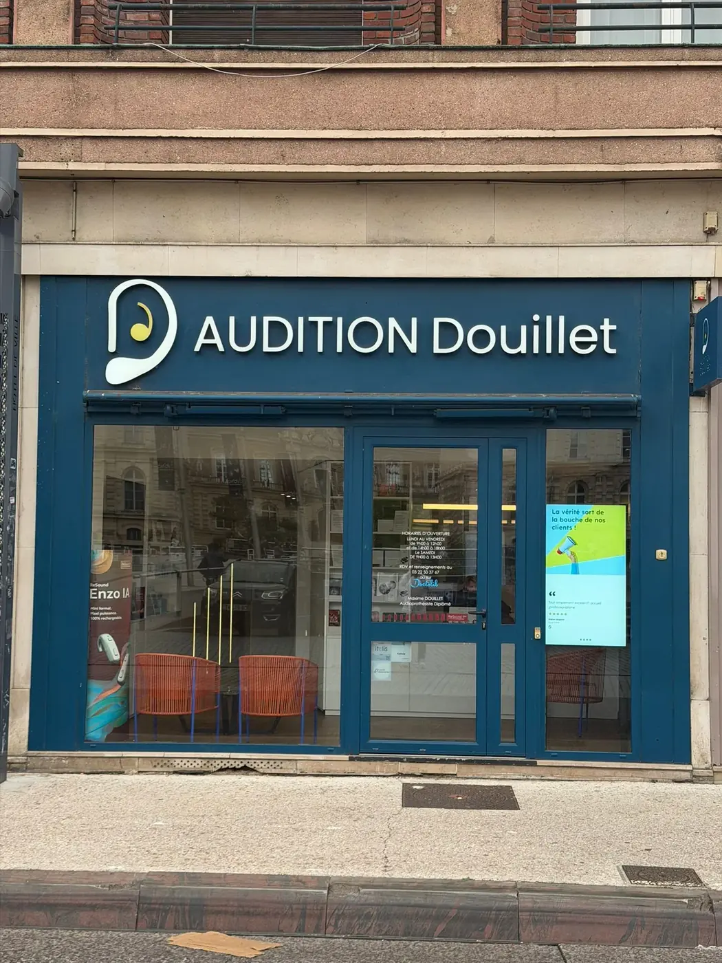 Devanture du centre Audition Douillet, place de l'Hôtel de ville à Amiens