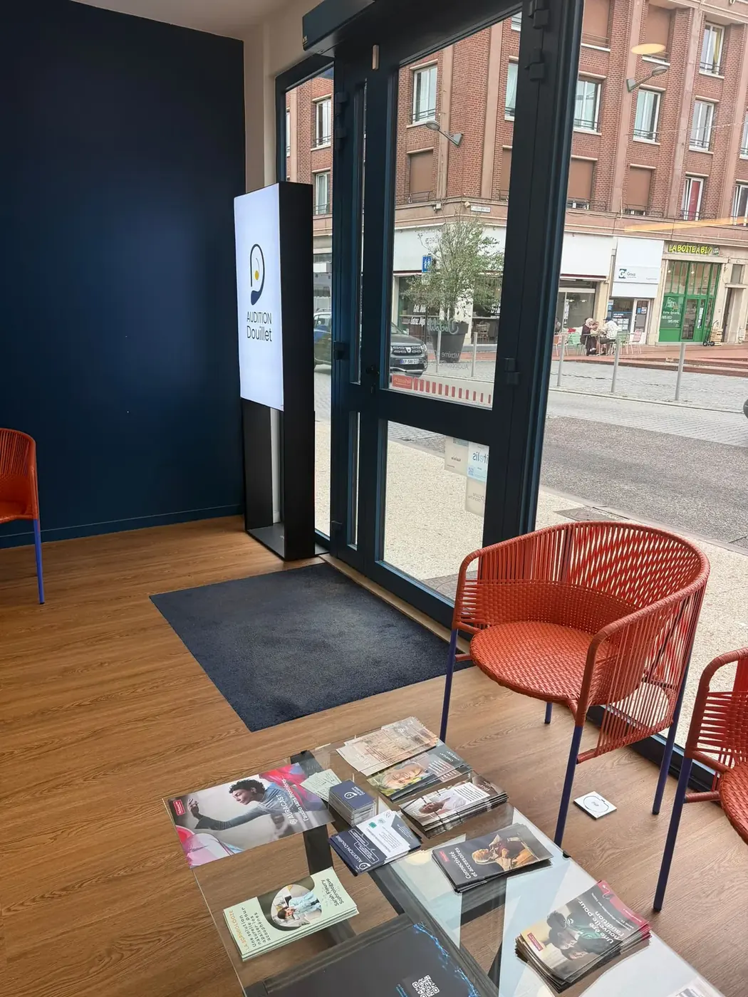 Entrée du centre avec fauteuils et présentoir de documentation